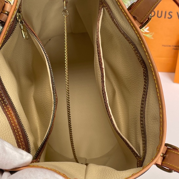 🎉SOLD 🎉Bucket GM (Large) Bag - Picture 6 of 14